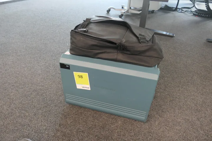 Tektronix - Logic Analyzer, Dual Monitor Portable Mainframe Typ: TLA7012